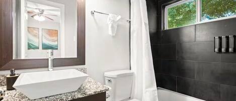 Secadora de cabello, toallas, jabón, papel de baño