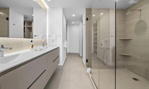 Dusche, Haartrockner, Handtücher, Shampoo