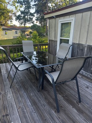 Outdoor dining - Your Peace on Earth Awaits at the Brannon-Lake Sinclair (Milledgeville)