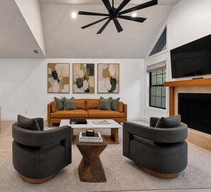 Smart TV - Stylish 3/2 UF Retreat w/ Foosball Game Room & King Suite: 1 Mile to UF Stadium (Gainesville)