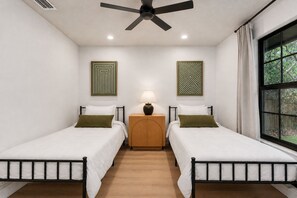 3 habitaciones, tabla de planchar con plancha, wifi y ropa de cama 