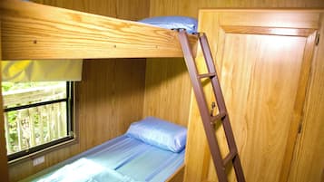 Tabla de planchar con plancha y ropa de cama