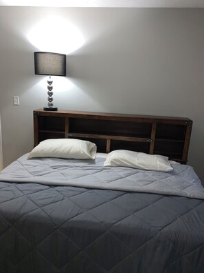 Tabla de planchar con plancha, wifi y ropa de cama 