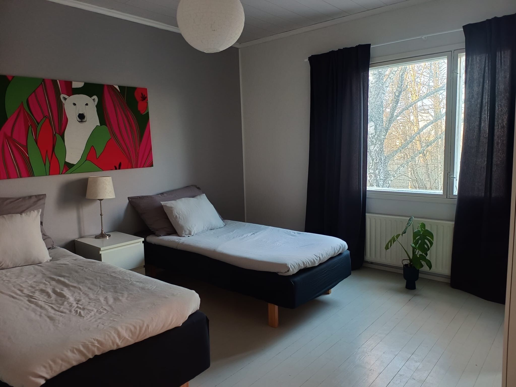 Iron/ironing board, bed sheets