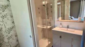 Serviettes fournies, savon, papier toilette
