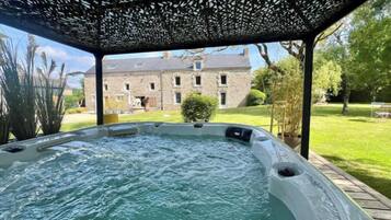 Bain à remous extérieur