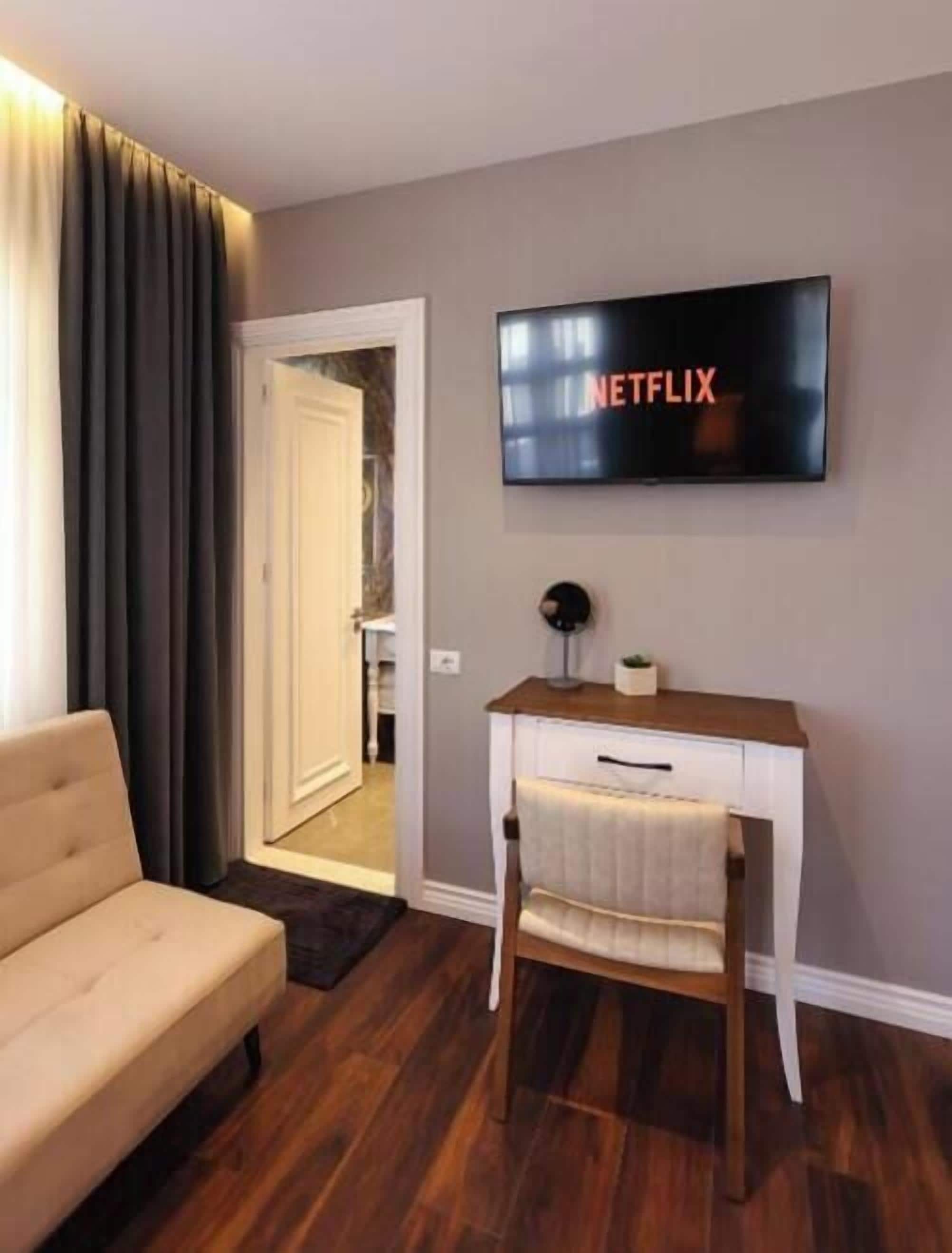 Deluxe Triple Room, Balcony, City View | Living area