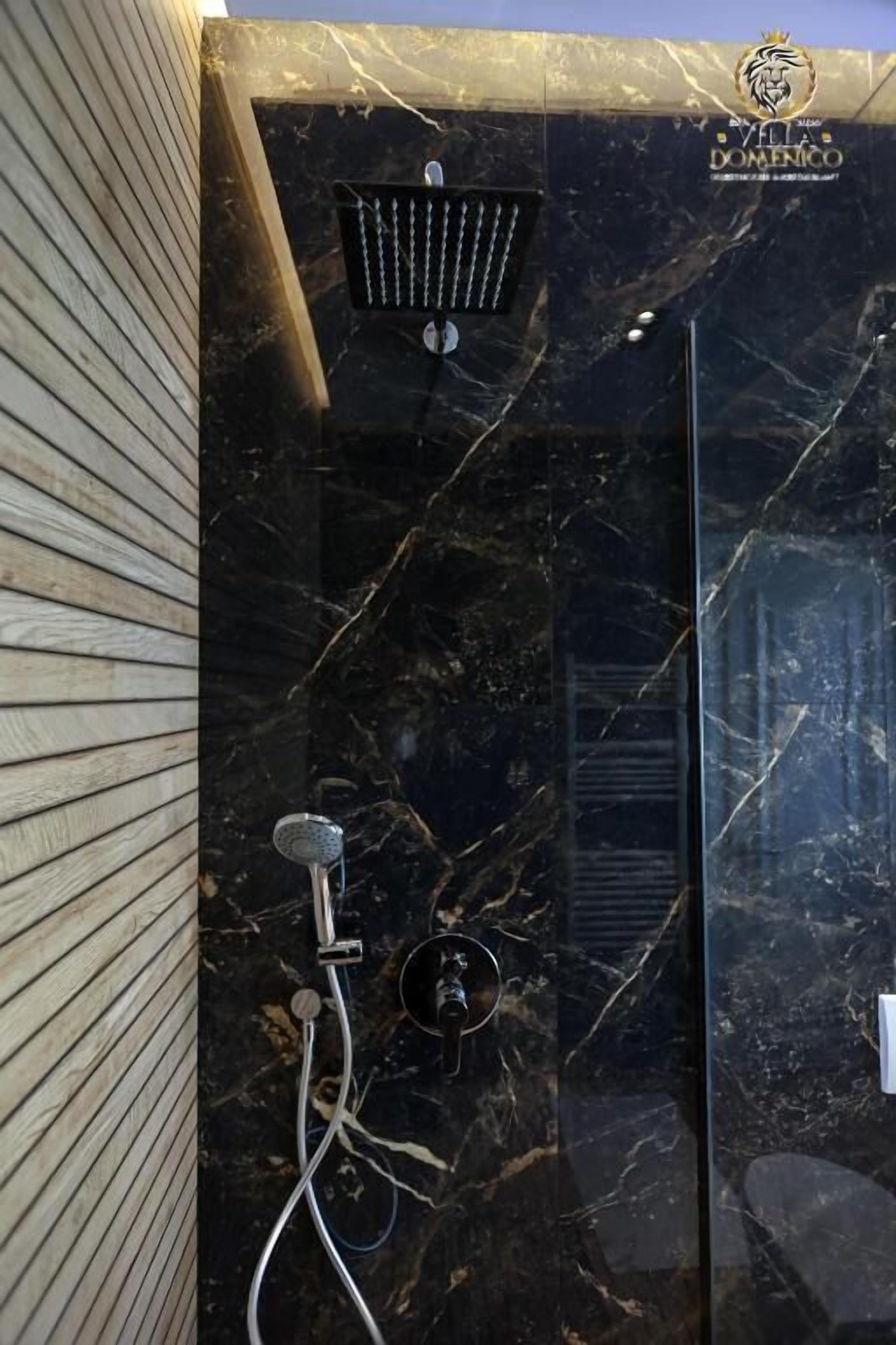 Habitación cuádruple de lujo, balcón, vista a la ciudad | Baño | Secadora de cabello, toallas, jabón, shampoo 