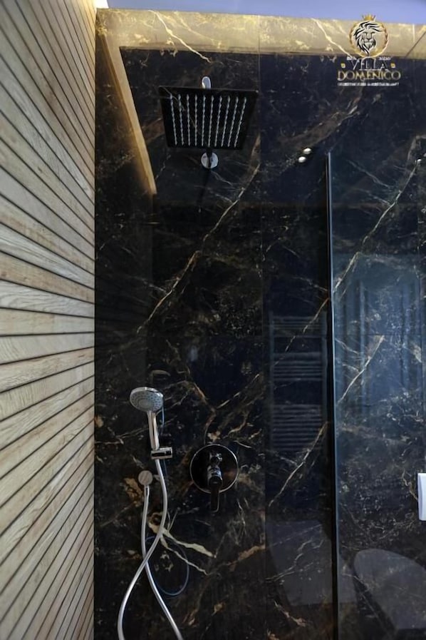 Habitación cuádruple de lujo, balcón, vista a la ciudad | Baño | Secadora de cabello, toallas, jabón, shampoo 