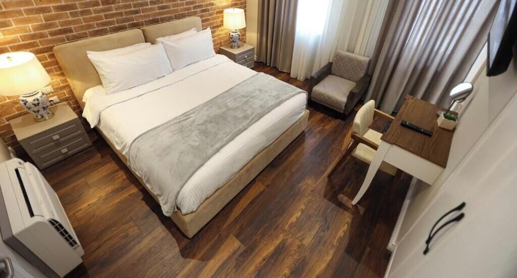 WiFi (free), bed sheets