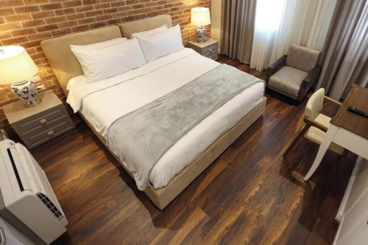 WiFi (free), bed sheets
