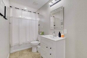 Secadora de cabello, toallas, jabón, papel de baño 