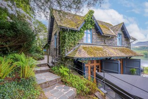 Exterior - Coachman's Quarters at Brantwood, stunning views & lake access (East of Coniston Water)