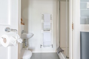 Bathroom - Coachman's Quarters at Brantwood, stunning views & lake access (East of Coniston Water)