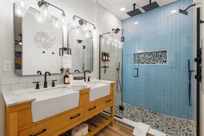 Shower, hair dryer, bidet, towels - Sleeps 10 in Jax Beach - 2BR/2BA - Pool Table + Firepit (Jacksonville Beach)