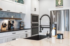 Private kitchen - Sleeps 10 in Jax Beach - 2BR/2BA - Pool Table + Firepit (Jacksonville Beach)