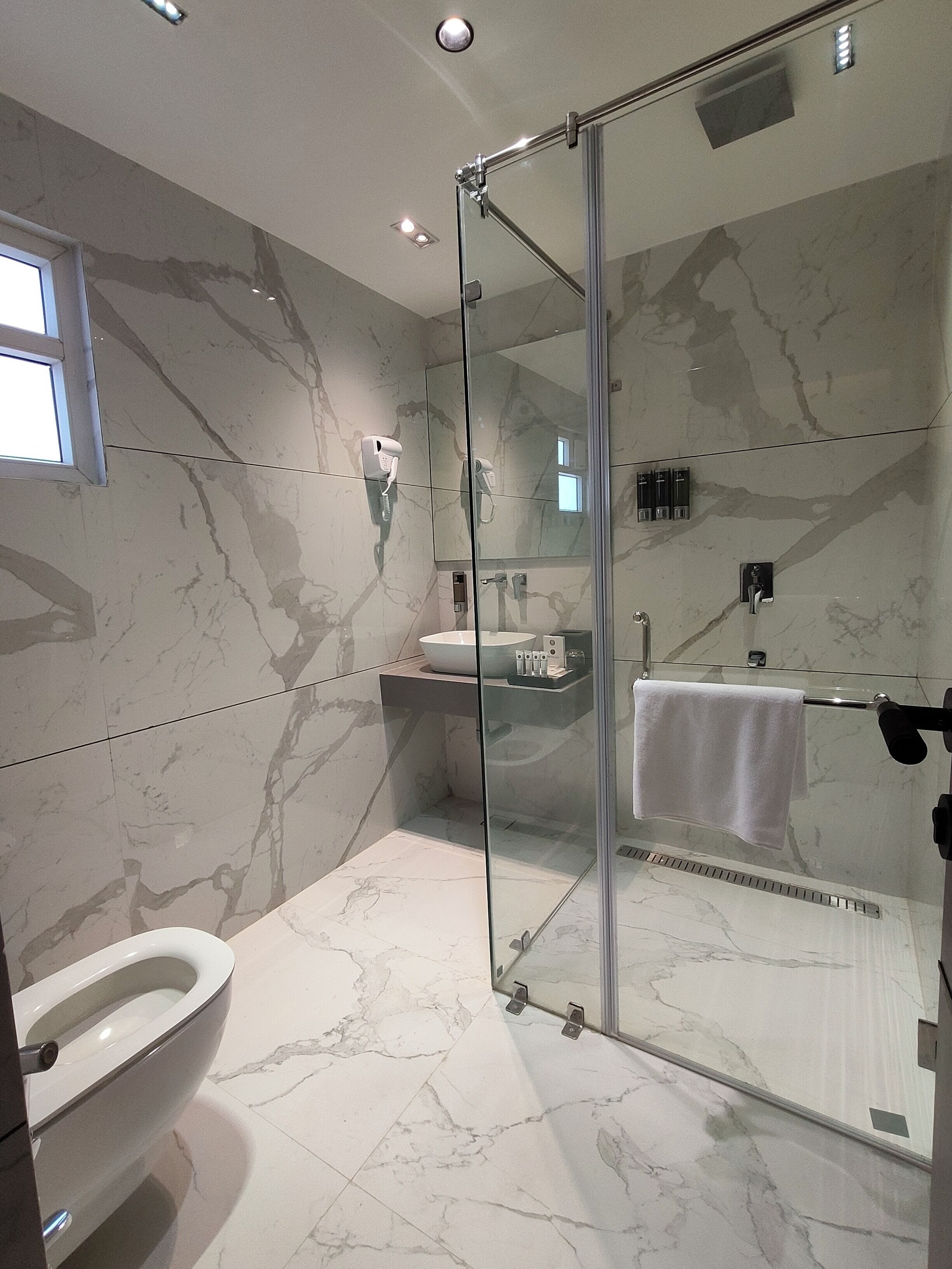 Suite, vistas a la ciudad | Baño | Ducha, secador de pelo, toallas y jabón