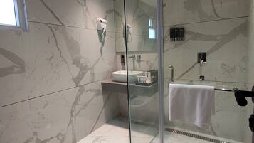 Suite, vistas a la ciudad | Baño | Ducha, secador de pelo, toallas y jabón