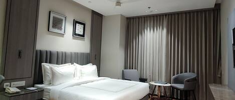 Comfort Room, City View | Desk, laptop workspace, free WiFi