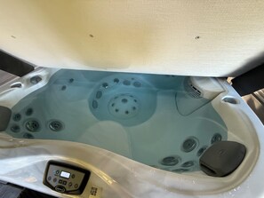 Indoor spa tub - Peaceful Lakefront Chalet on a Private Lake (Saint-Hippolyte)