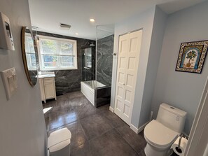 Shower, hair dryer, towels, soap - Peaceful Lakefront Chalet on a Private Lake (Saint-Hippolyte)