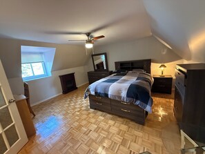 Iron/ironing board, Internet, bed sheets - Peaceful Lakefront Chalet on a Private Lake (Saint-Hippolyte)