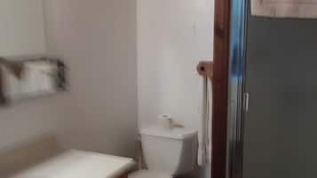 Douche, serviettes fournies, savon, papier toilette