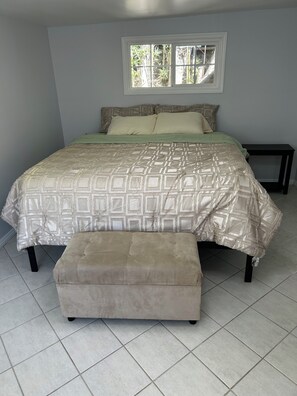 A bedroom with a bed, a nightstand, and a window. - Secret garden in center of LA, 3mi Sofi, 4 mi LAX, 6 mi beach, pets welcome (Los Angeles)