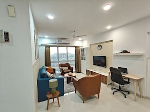 Living area - Terrific 2-bedroom apartment with AC in vibrant Mumbai (Mumbai)