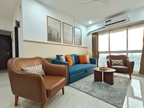 Living area - Terrific 2-bedroom apartment with AC in vibrant Mumbai (Mumbai)