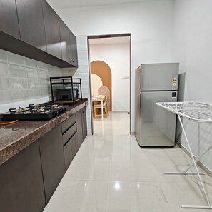 Private kitchen - Terrific 2-bedroom apartment with AC in vibrant Mumbai (Mumbai)