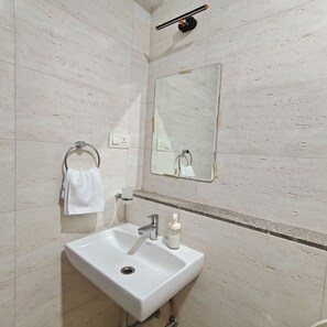 Shower, hair dryer, bidet, towels - Terrific 2-bedroom apartment with AC in vibrant Mumbai (Mumbai)