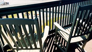Ein Balkon mit Blick auf Strand und Meer.