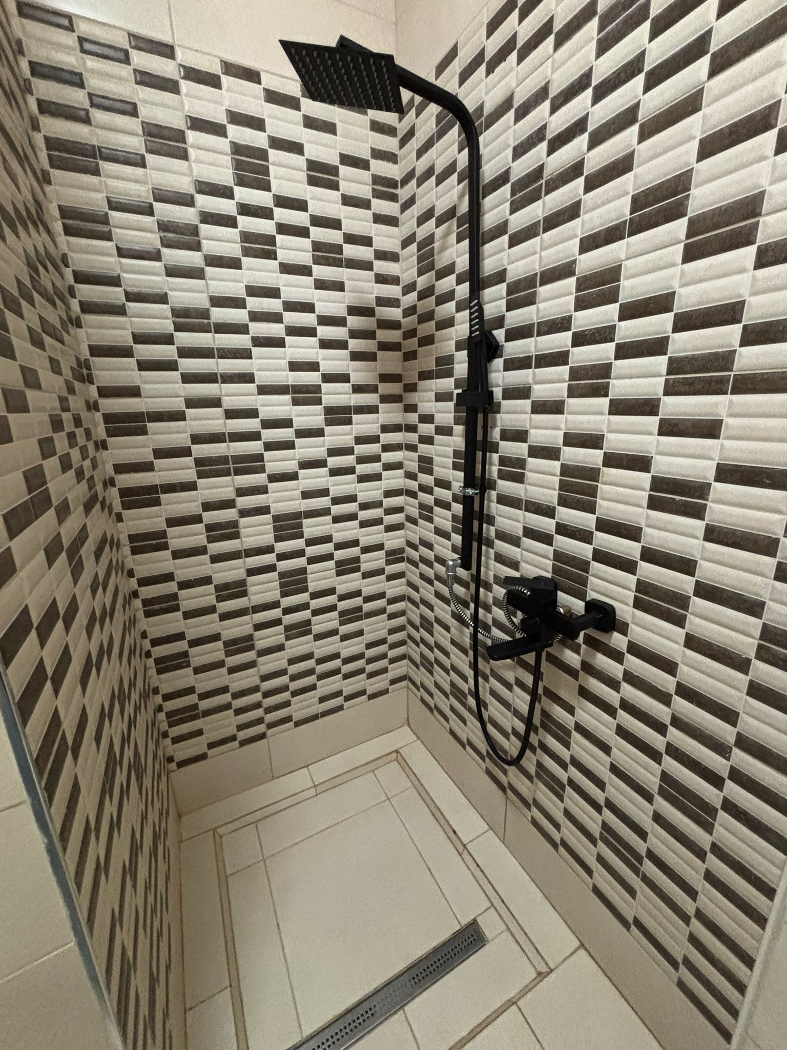 Luxury-Studio, Bergblick | Badezimmer | Dusche, Haartrockner, Handtücher, Seife