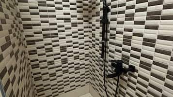 Estudio de lujo, vistas a la montaña | Baño | Ducha, secador de pelo, toallas y jabón