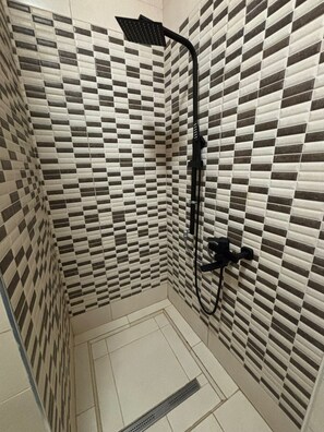 Luxury-Studio, Bergblick | Badezimmer | Dusche, Haartrockner, Handtücher, Seife