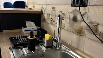 Estudio Confort | Cocina privada | Frigorífico pequeño y máquina de café espresso