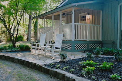 Cozy Convenient Cottage with Luxury Accommodations