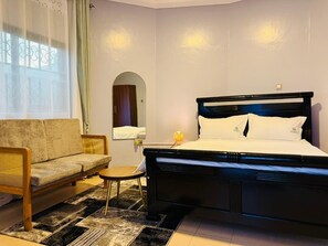 Habitación Deluxe doble, balcón | Espacio para trabajar con un portátil, cortinas opacas, wifi gratis