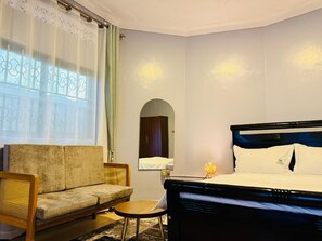 Habitación Deluxe doble, balcón | Espacio para trabajar con un portátil, cortinas opacas, wifi gratis