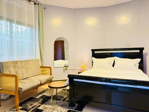 Habitación Deluxe doble, balcón | Espacio para trabajar con un portátil, cortinas opacas, wifi gratis