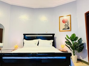 Habitación Deluxe doble, balcón | Espacio para trabajar con un portátil, cortinas opacas, wifi gratis