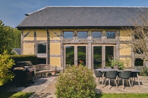 Outdoor dining - Hall House - Luxury Cottages (Caersws)