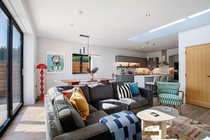 Una sala de estar moderna con un sofá, una mesa de centro y un comedor.