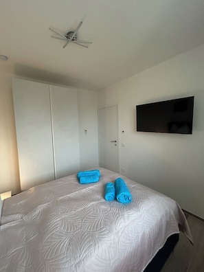 WiFi, bed sheets - Luxurious new 3-room apartment with lake views and a pool on Lake Garda in Peschiera (Boschetti)