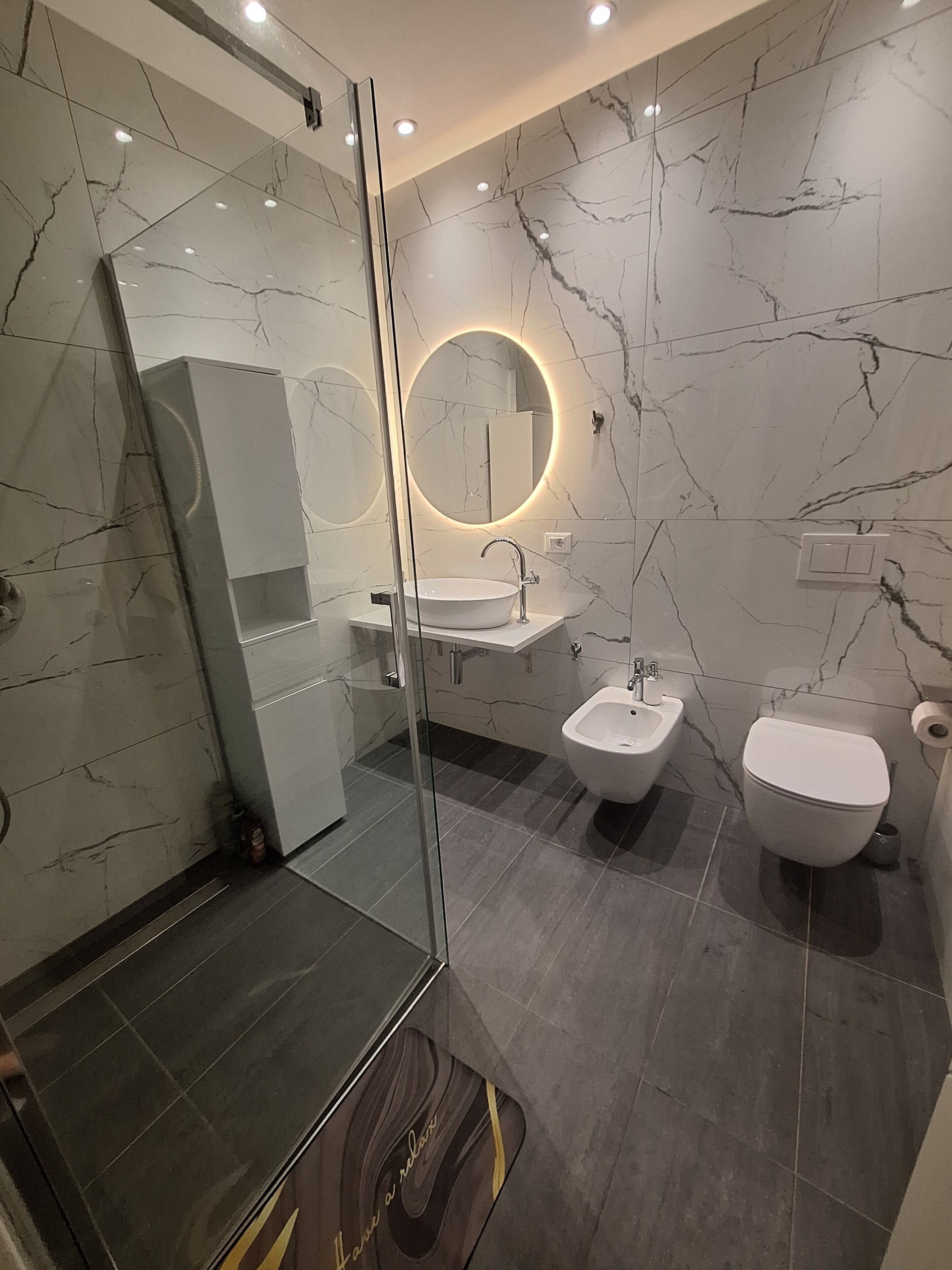 Een haardroger, een bidet, handdoeken, zeep