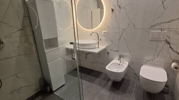 Een haardroger, een bidet, handdoeken, zeep