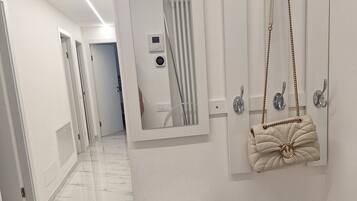 Sèche-cheveux, bidet, serviettes fournies, savon