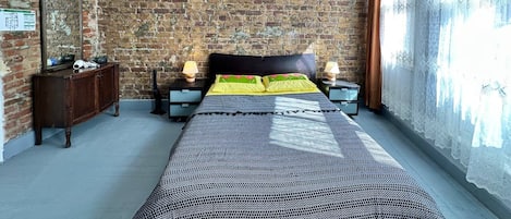 Iron/ironing board, internet, bed sheets