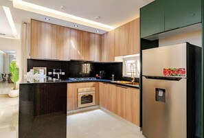 Private kitchen - Luxury Family Retreat: Jacuzzi Privado & 3 Niveles Villa 1 (Santo Domingo Este)